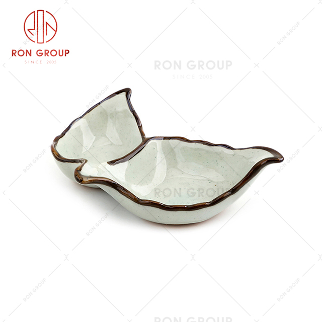 Art design creative modeling restaurant ceramic tableware leaf shaped two grid plate
