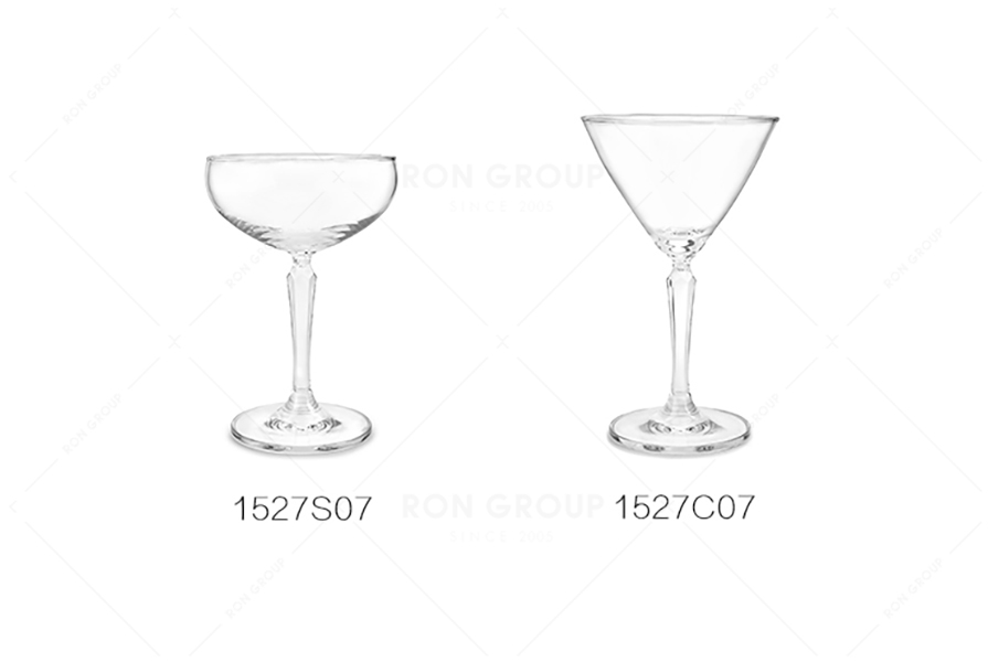 Shallow dish champagne glass goblet transparent glass V-shaped martini glass