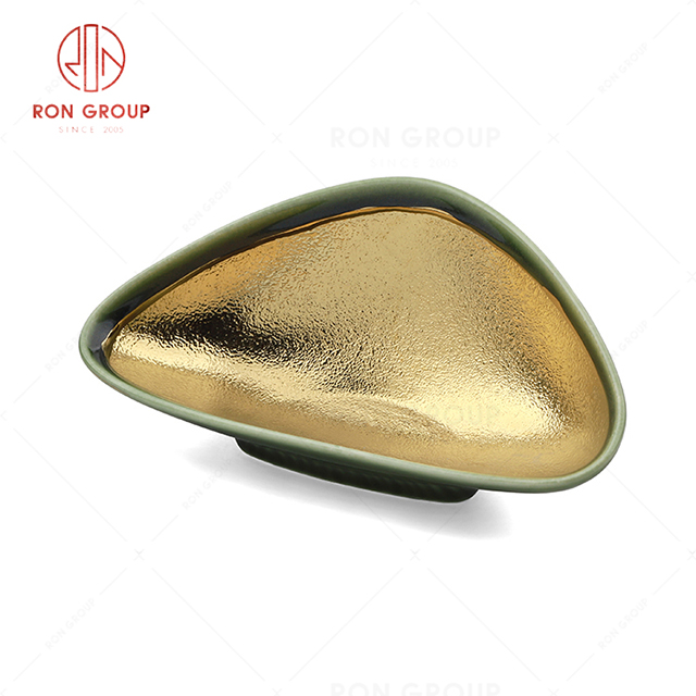 RN0660P00696  Wholesale Unique Design Exquisite Ceramic Triangular Plate 